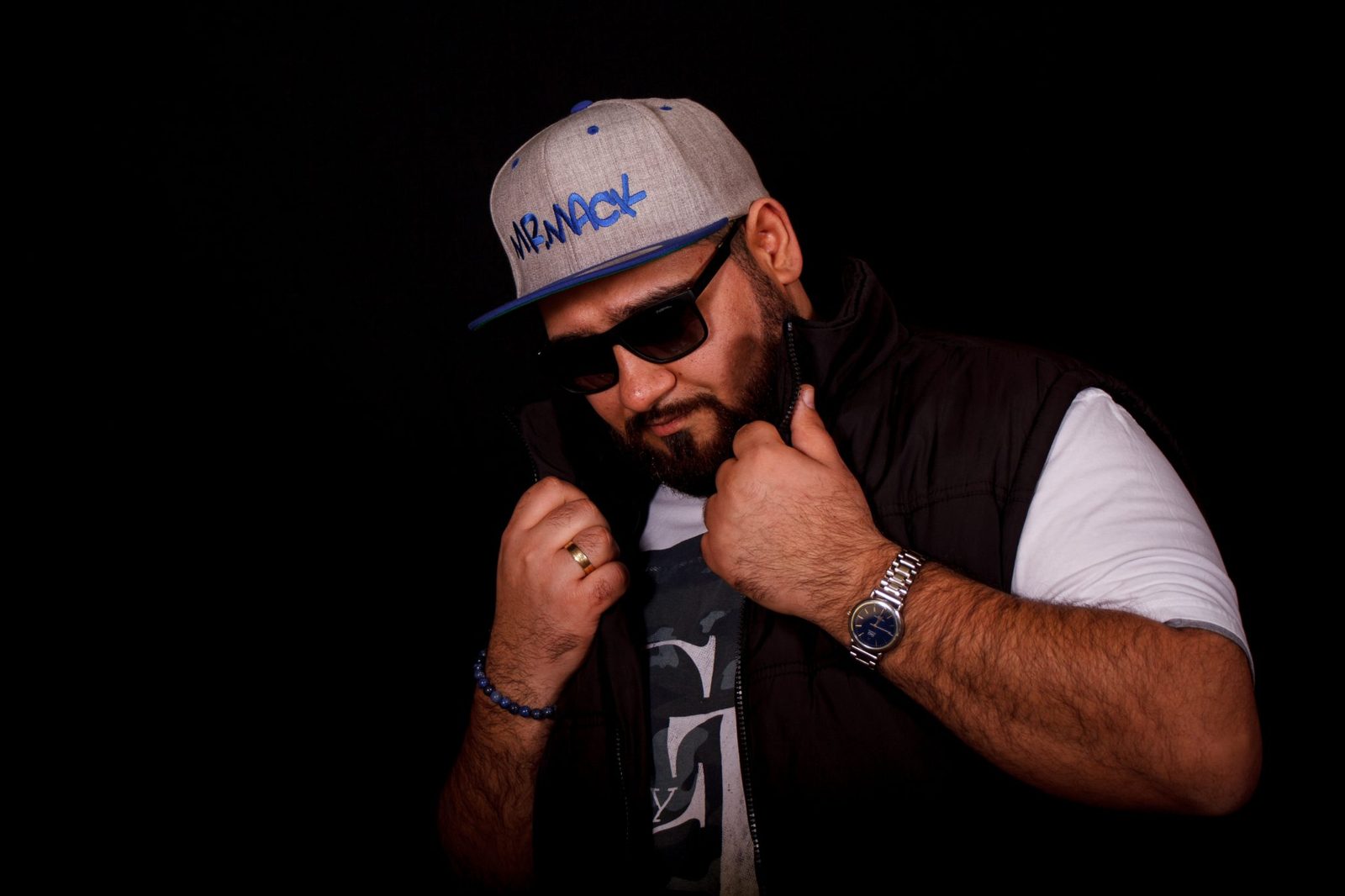 Mr.Mack a DJ pultnál, közönség előtt
